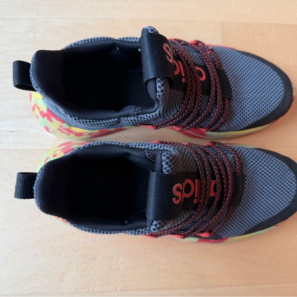 Boys Adidas Gray and Red Sneakers - Picture 4 of 7